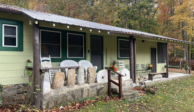 Cabin with private lake access on Cedar Cliff Lake