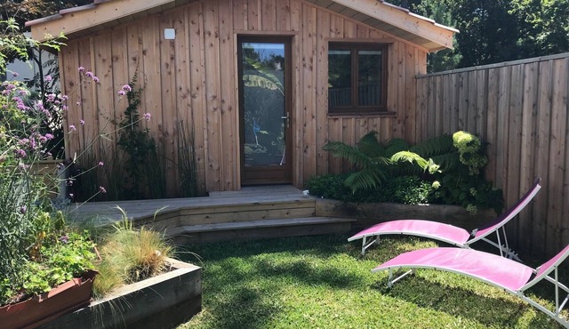 Cabin with private terrace in a garden in the center of Cap Ferret