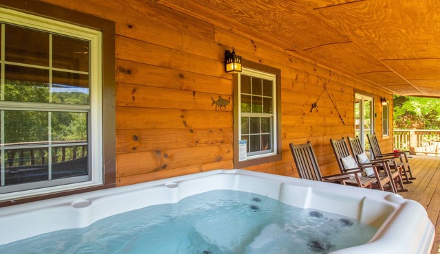 Cabin with River View located between Cherokee & Bryson City, 5 miles to casino!