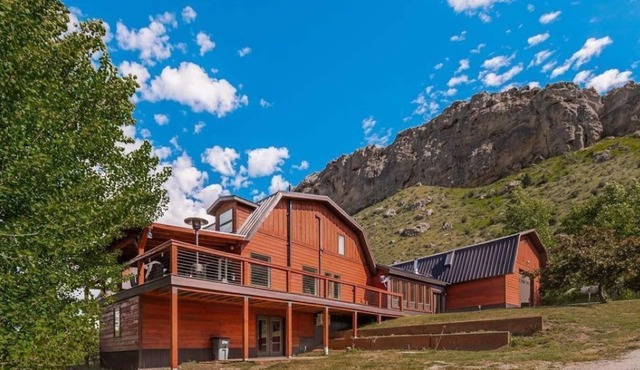 Cabin With Room for Everyone