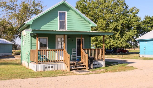 Cabin with sleeping loft in peaceful pecan orchard on Lake Chicot
