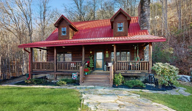 Cabin with stunning mountain views, porch, fire pit & dog-friendly!
