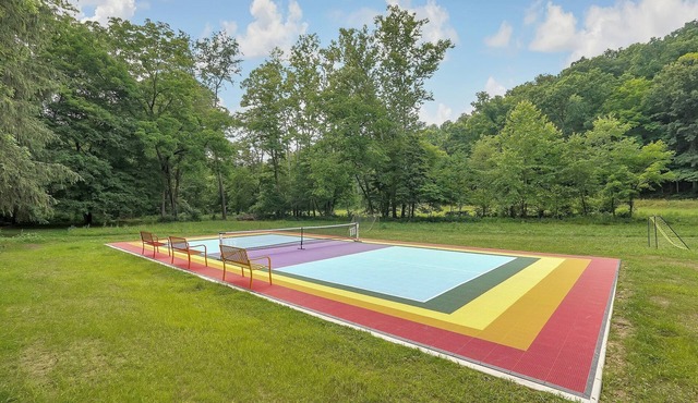 Cabin with private pickleball court and tons of FUN, caves close!