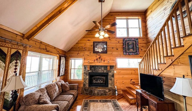 Cabin with Views/Dog Friendly by Camp Cheerio