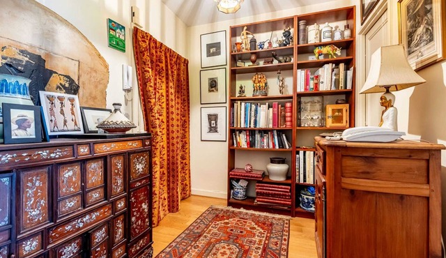 Cabinet of curiosities close to Eiffel Tower, Charming 60 years of souvenirs