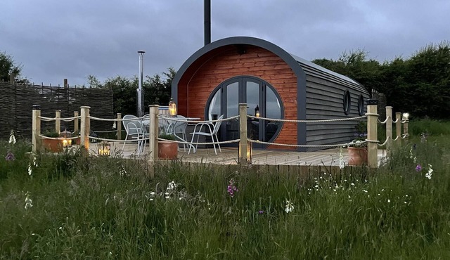 Cabins in Oxfordshire with Hot Tub & Meadow Views