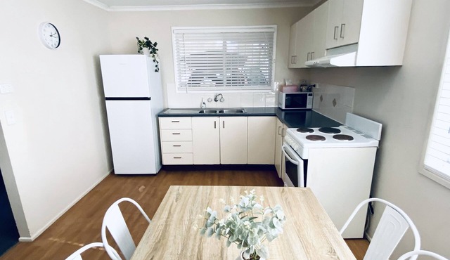 Caboolture, Central Location, Sleeps 8