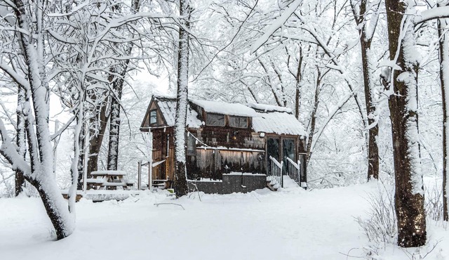 Caboose Tiny Home on river with hot tub near Stowe
