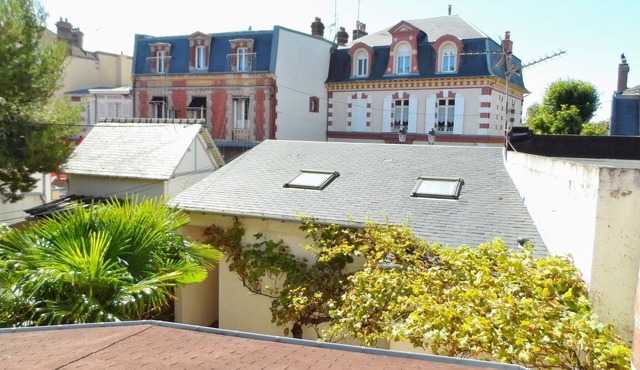 Cabourg in the fan (center) 3 minutes walk from the beach
