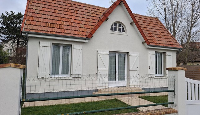 CABOURG/LE HOME: Close to beach, golf course, thalasso.house with terrace and garden.