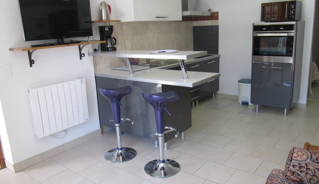 Cabris, charming Provencal villa, sea view, near the village