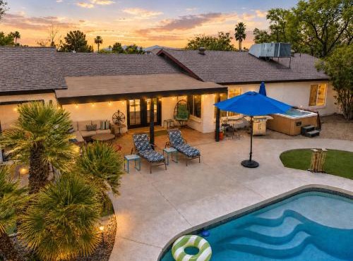 Cactus Breeze Retreat with Pool Hot Tub and 2 Suites