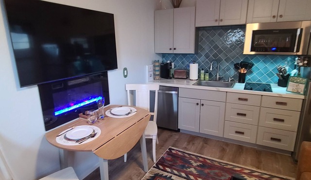 "Cactus Cooler Casita" Queen Bed/Full Kitchen/Walk-in Shower/Pool and Spa