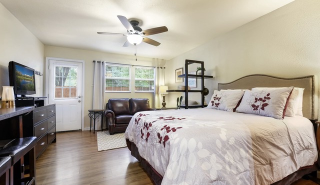 Cactus Cottage - Safe, Cozy & Pet Friendly.