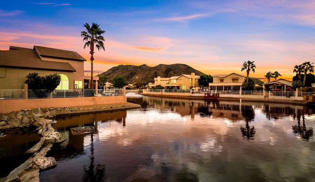 Cactus Cove – Family-Friendly Lakeside Home w/Mountain Views & Free EV Charger