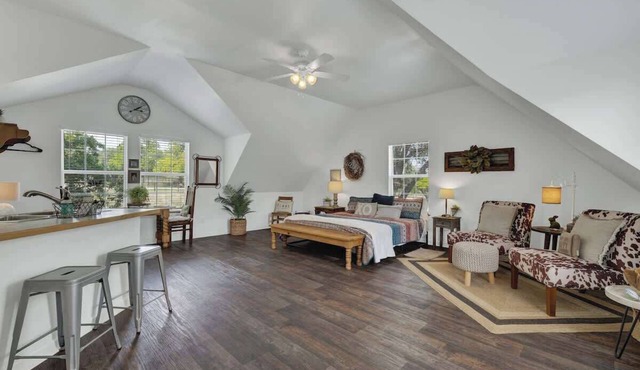 Cactus Flower Treehouse-Pet Friendly-Scenic Views!