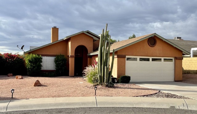 Cactus Oasis -Cheerful 3 bedroom family home with heated pool.