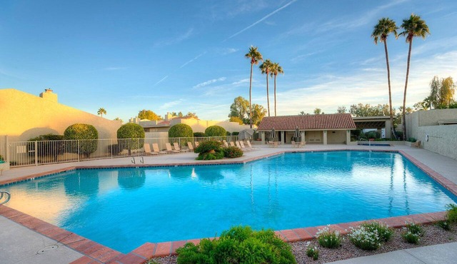Cactus Retreat Modern 2 bedroom Condo/Community Pool/Great Location in Scottsdale