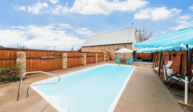 Cactus Rose Cottage w/pool in the heart of Highland Lakes!