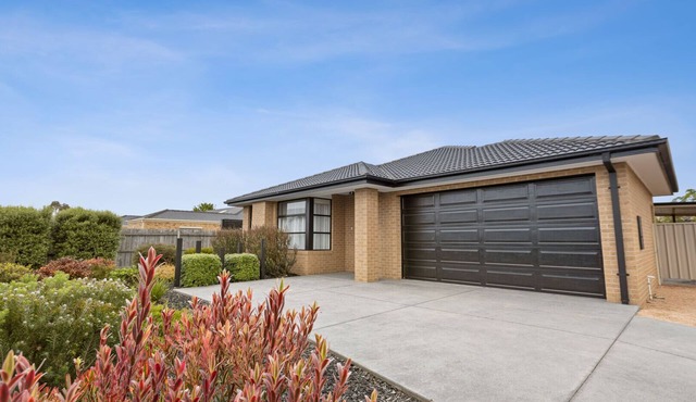 Caddie Corner - Relax in the spacious and tastefully decorated living areas