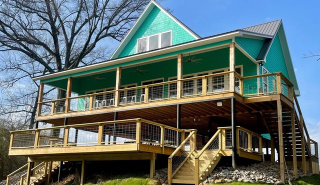 Caddo Cabana- Waterfront on the Caddo River. Sleeps 16 in beds.