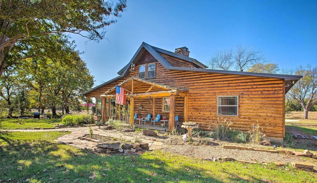 Caddo Log Cabin Retreat w/ Updated Interior!