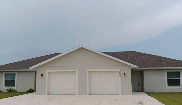 Caddy-Corner 3bed 2 bath duplex in sunny Punta Gorda