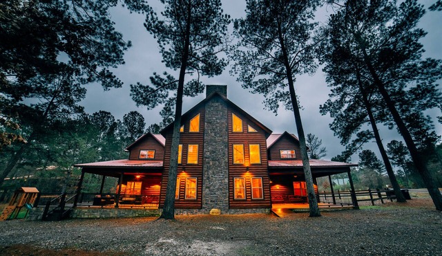 Caddy Shack: Sleeps 24 + Game Room, Loft with Additional Sleeping