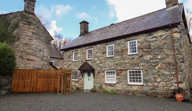 CADER COTTAGE, pet friendly, character holiday cottage in Dolgellau