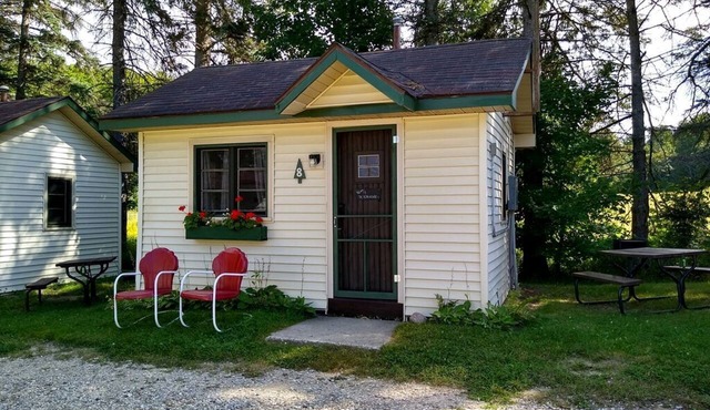 Cadillac Nature Retreat: Comfortable Glamping Cabins in Michigan