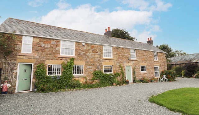 CAE ADAR FARM, pet friendly, character holiday cottage in Coedpoeth