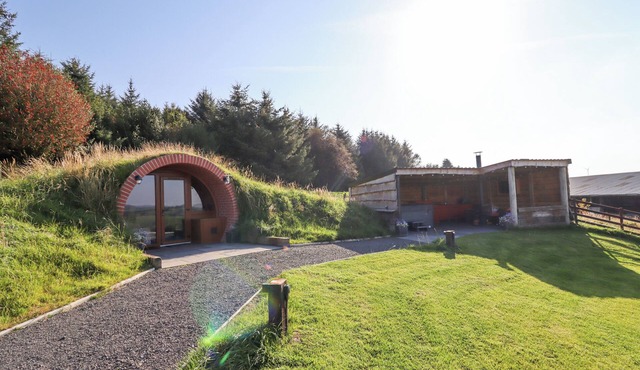 CAE BACH, pet friendly, character holiday cottage in Ruthin