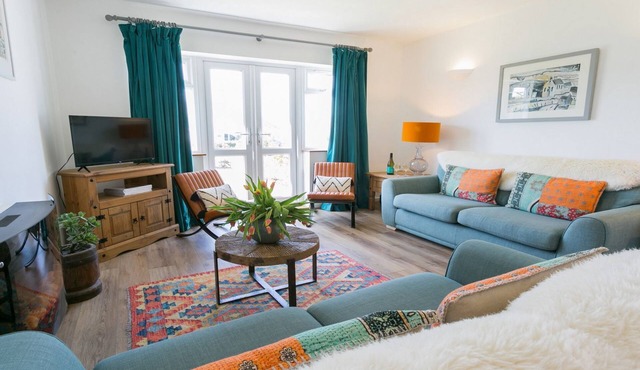 Cae Calch - a ground floor bedroom that sleeps 6 guests in 3 bedrooms