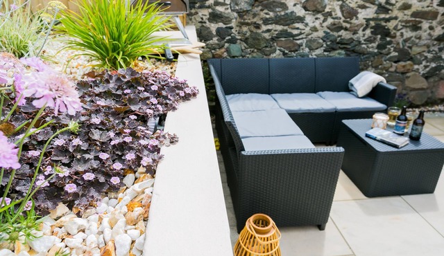 Cae Coch - a dog that sleeps 6 guests in 3 bedrooms