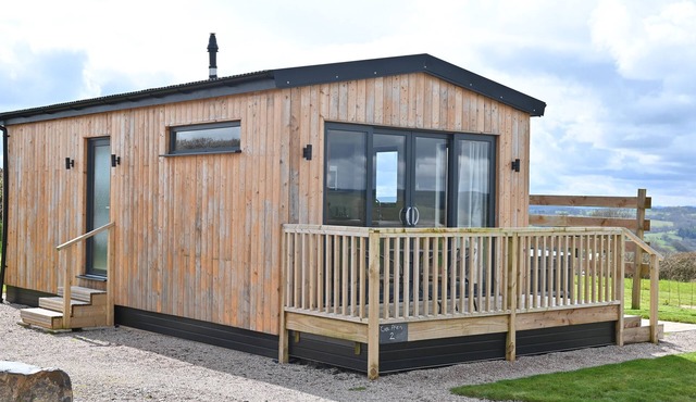 CAE DAFADD, romantic, with hot tub in Llanfair Caereinion