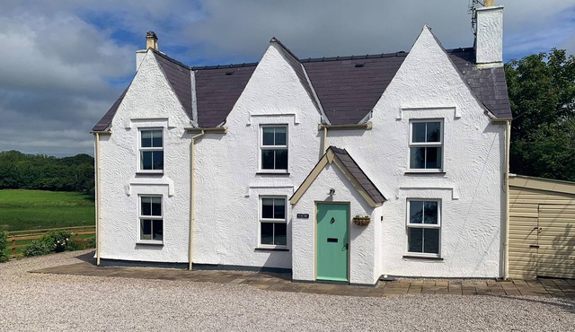 CAE DU, pet friendly, with hot tub in Niwbwrch (Newborough)