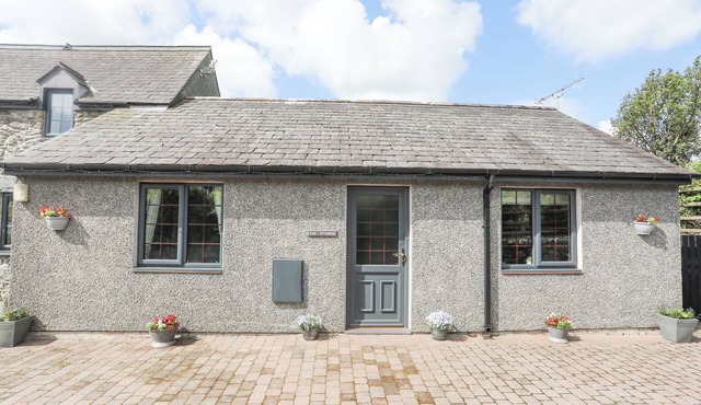 CAE FFYNNON, pet friendly, with a garden in Gaerwen