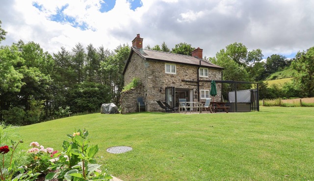 CAE IOCYN, pet friendly, character holiday cottage in Chirk