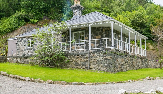 Cae Mab Dafydd - a cosy fire that sleeps 3 guests in 2 bedrooms