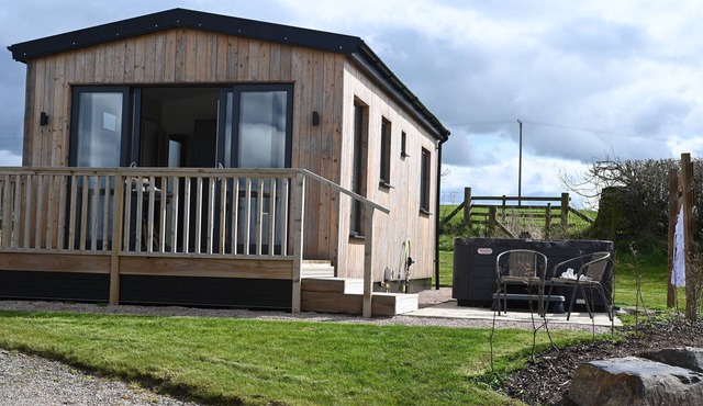 CAE PREN, romantic, with hot tub in Llanfair Caereinion