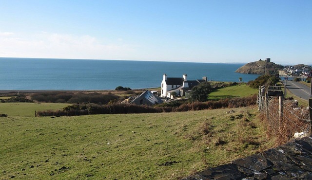 CAE'R DYNI (CAER DYNI), pet friendly, with open fire in Criccieth