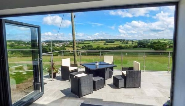 CAEAU MAWR, family friendly, luxury holiday cottage in Henllan