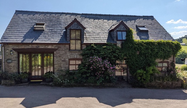 CAECRWN, pet friendly, luxury holiday cottage, with hot tub in Brecon