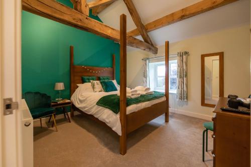 Caer Fedwen Barns Dyffryn Cottage King bed self catering with Hot Tub