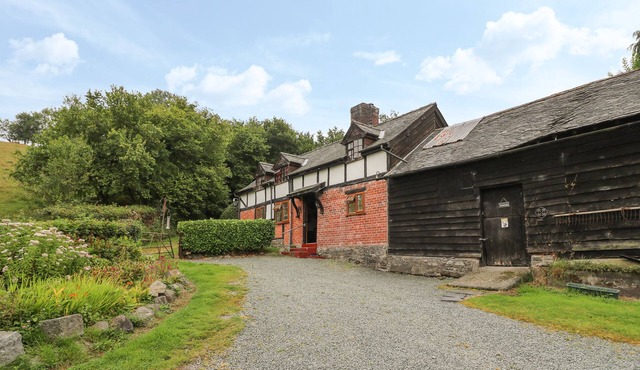 CAERAU FARM HOUSE, pet friendly, with open fire in Llanidloes