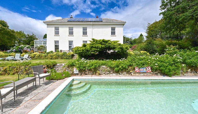 Caerhays Apartment With Outdoor Pool And Gardens In Historic Mansion House
