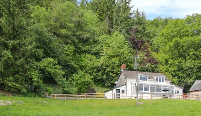 CAESAMSON, pet friendly, character holiday cottage in Caersws