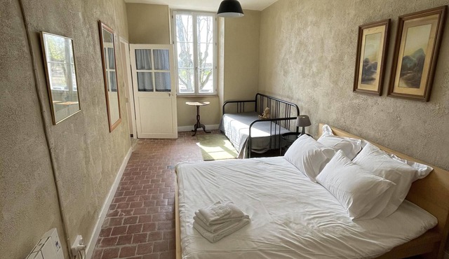 Cafe Velo Nevers - comfortable Loire-side room