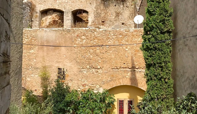 CAILLOUX D'OR - Old golden stone house, private parking, farmhouse with garden
