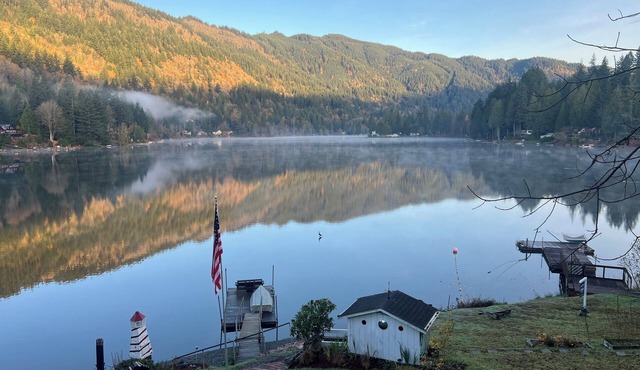 Cain Lakehouse with Outdoor Sauna